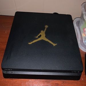 PlayStation 4 Slim 500GB with 4 controllers